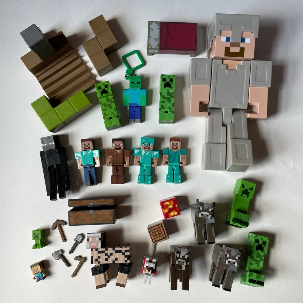 SOLD🔥Large 30 Minecraft Toys and Mini-Figures